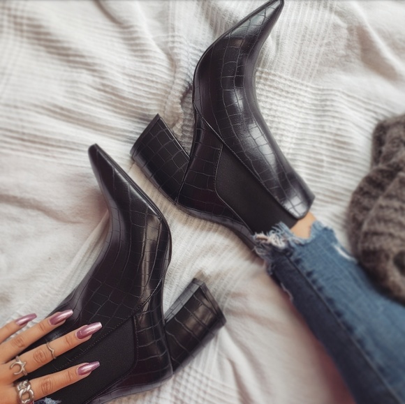 🆕️//The Miya// black crocodile print bootie - Picture 4 of 4